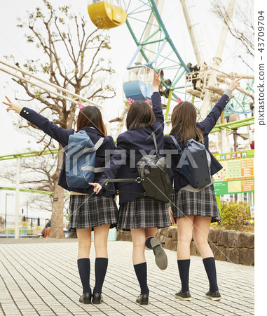 High school girl playing in amusement park 43709704