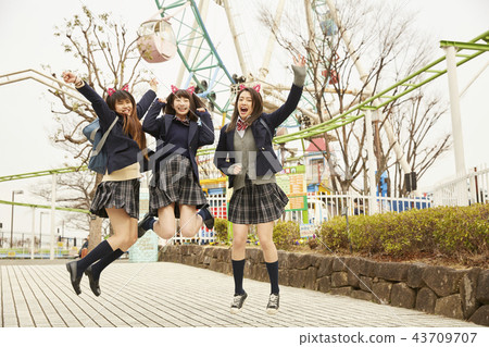 高中女孩在遊樂園裡玩 高中女孩在遊樂園裡玩 43709707