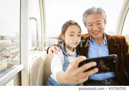 在遊樂園裡玩的家庭 在遊樂園裡玩的家庭 43709708