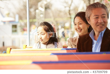 在遊樂園裡玩的家庭 在遊樂園裡玩的家庭 43709709