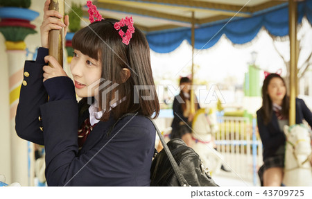 高中女孩在遊樂園裡玩 43709725