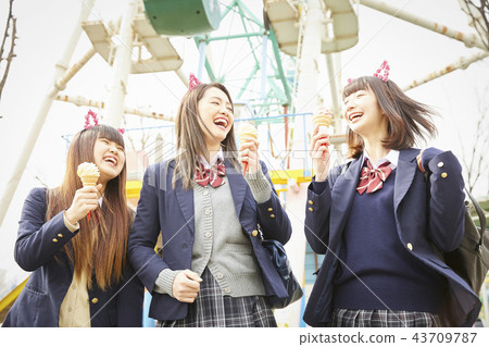 高中女孩在遊樂園裡玩 43709787