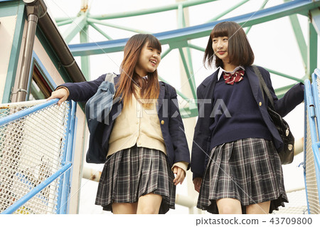 高中女孩在遊樂園裡玩 高中女孩在遊樂園裡玩 43709800
