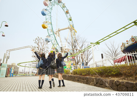 高中女孩在遊樂園裡玩 高中女孩在遊樂園裡玩 43709811