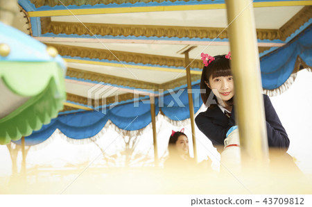 高中女孩在遊樂園裡玩 高中女孩在遊樂園裡玩 43709812