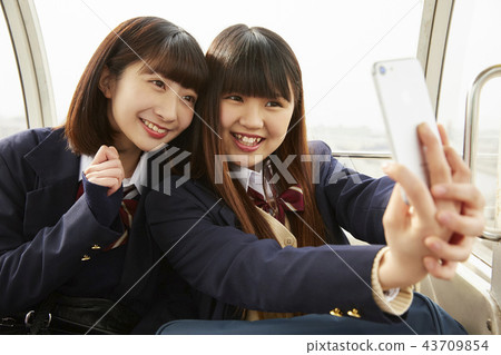 高中女孩在遊樂園裡玩 43709854