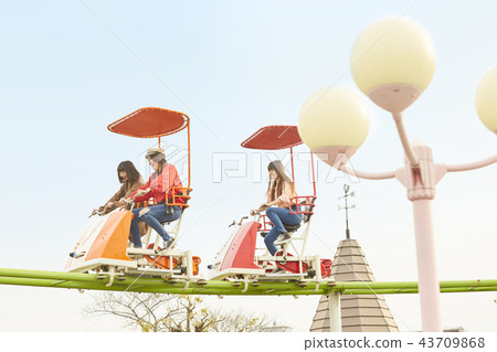 使用在遊樂園的女孩 43709868