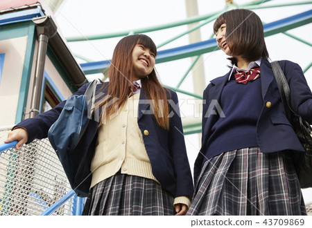 高中女孩在遊樂園裡玩 43709869