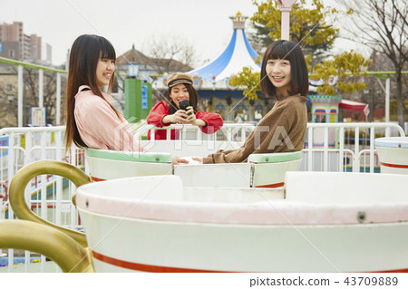 使用在遊樂園的女孩 43709889