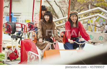 使用在遊樂園的女孩 43709937