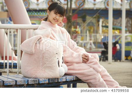 做兼職工作的女孩在遊樂園 做兼職工作的女孩在遊樂園 43709938