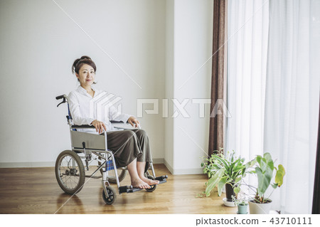 Wheelchair life and women 43710111