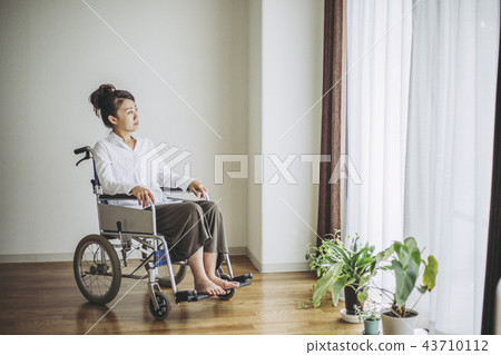Wheelchair life and women 43710112