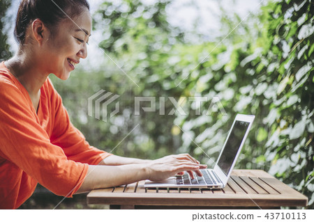 A woman using a personal computer 43710113