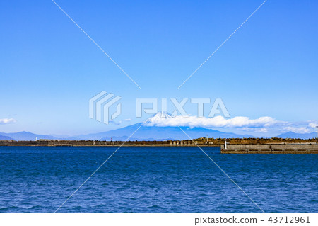 富士山從Omaezaki口岸的看法在冬天在Omaezaki市,靜岡縣 富士山從Omaezaki口岸的看法在冬天在Omaezaki市,靜岡縣 43712961