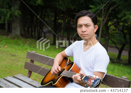 彈吉他的男人 彈吉他的男人 43714137