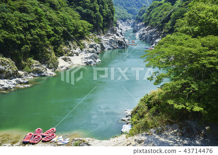 Small walk and rubber boat 43714476
