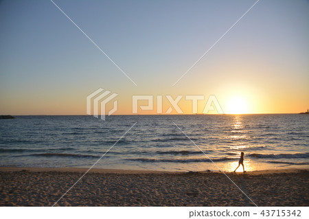 在水的日落與孩子和日落澳大利亞西海岸Fremantle 43715342