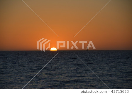 Sun setting in the Indian Ocean Australia / Perth / Fremantle 43715633