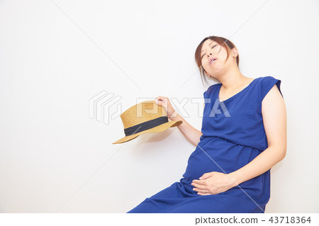 A hot pregnant woman A hot pregnant woman 43718364