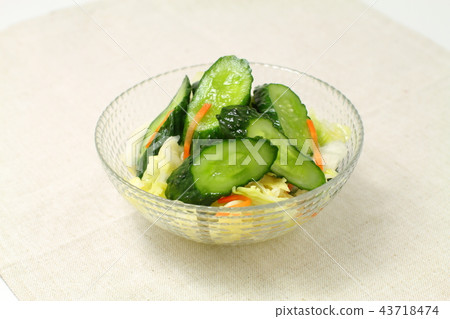 隔夜醃製美味的醃黃瓜 隔夜醃製美味的醃黃瓜 43718474