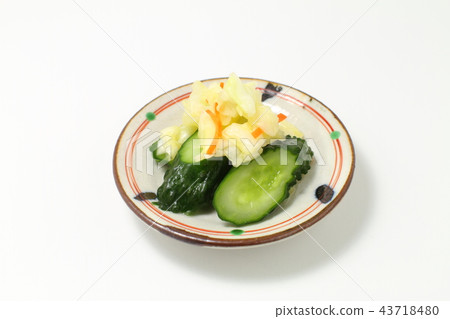 隔夜醃製美味的黃瓜黃瓜 隔夜醃製美味的黃瓜黃瓜 43718480