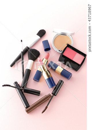 Lots of cosmetics 43718967