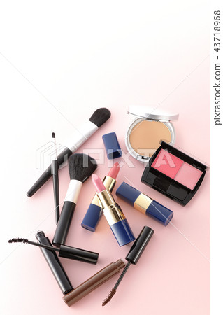 Lots of cosmetics 43718968