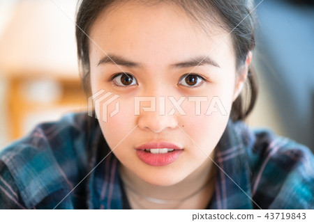 放鬆的女孩畫像在客廳 43719843