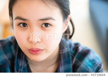 放鬆的女孩畫像在客廳 43719844