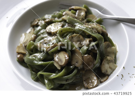 Spinach fettuccine-rich cream sauce of truffles- Spinach fettuccine-rich cream sauce of truffles- 43719925