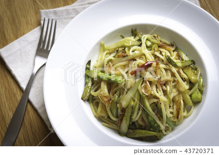 櫻花蝦和蘆筍扁麵條 櫻花蝦和蘆筍扁麵條 43720371