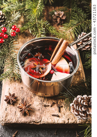 Hot mulled wine 43721163