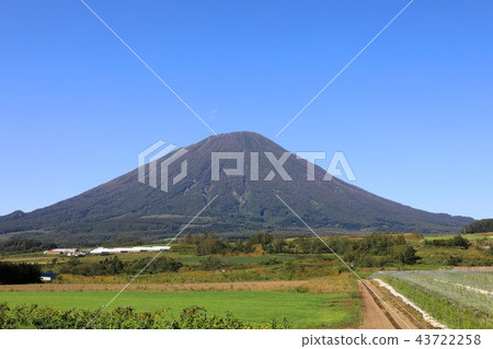 Mt. Yotei在晚夏從Makkari村莊，輕的區看見了 43722258