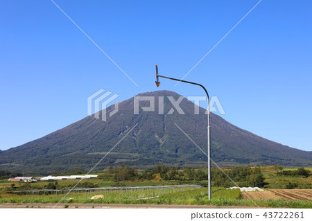 Mt. Yotei in late summer seen from Makkari village, light district 43722261