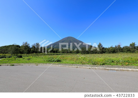 Mt. Yotei in late summer seen from Makari village, Shinyo area 43722833