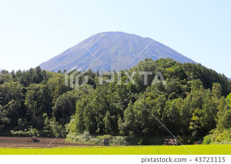 Mt. Mt. Yotei seen from around Kyogoku-cho, Fukidashi Park Shusuiguchi parking lot 43723115