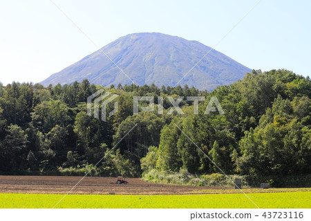 Mt. Mt. Yotei seen from around Kyogoku-cho, Fukidashi Park Shusuiguchi parking lot Mt. Mt. Yotei seen from around Kyogoku-cho, Fukidashi Park Shusuiguchi parking lot 43723116