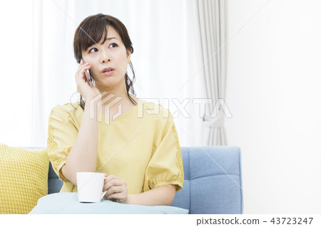 Woman calling Woman calling 43723247