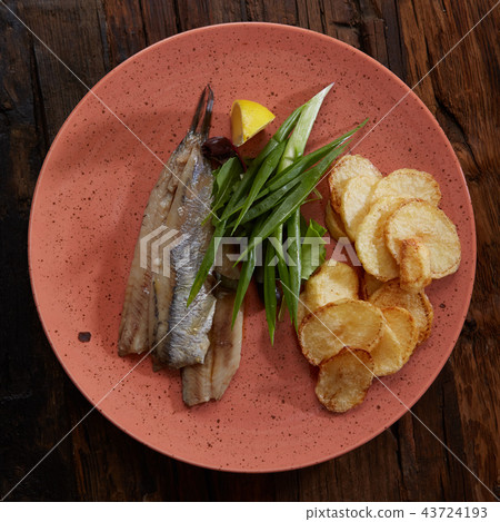 Pacific herring with fried potatoes and onion 43724193