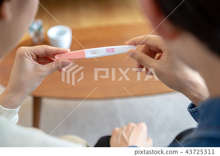 Couple pregnancy pregnancy test drug 43725311