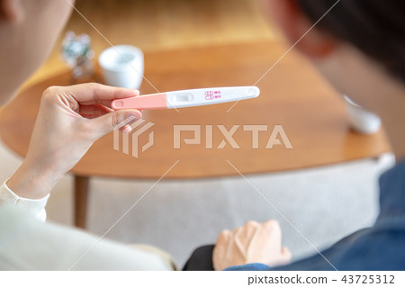 Couple pregnancy pregnancy test drug 43725312