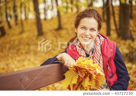 Portrait of young beautiful woman in autumn park 43727230
