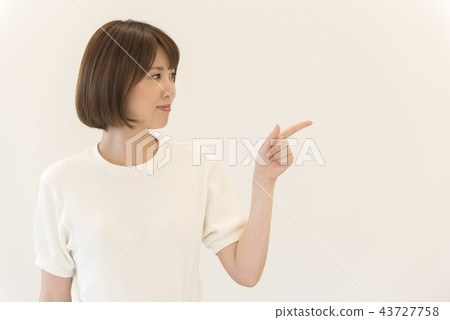 指向婦女夫人白色背景 指向婦女夫人白色背景 43727758