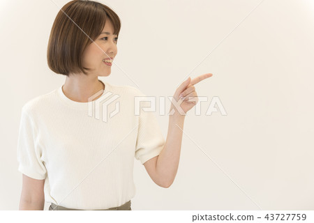指向婦女夫人白色背景 指向婦女夫人白色背景 43727759