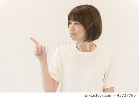 指向婦女夫人白色背景 指向婦女夫人白色背景 43727760