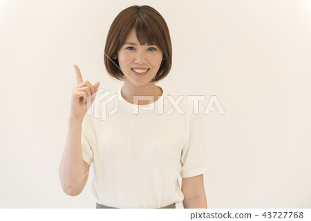 指向婦女夫人白色背景 指向婦女夫人白色背景 43727768