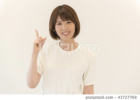 指向婦女夫人白色背景 指向婦女夫人白色背景 43727769