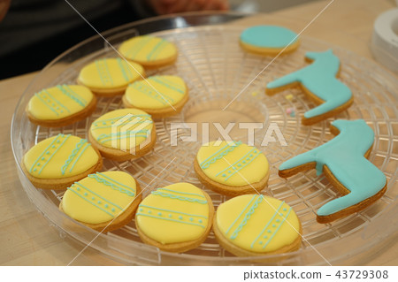 Making sweets 43729308