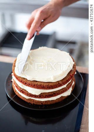 chef making red velvet cake 43731674